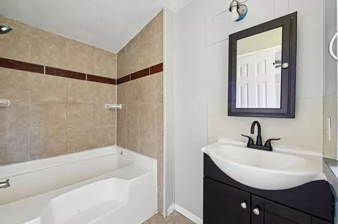 Bath - 30318 Binford Pl, Waller, TX 77484 photo 2 of 4