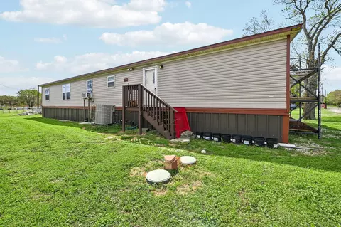 Exterior - 30318 Binford Pl, Waller, TX 77484 photo 8 of 10