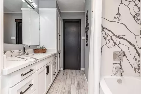 Bath - 1380 Thomas Rd, Beaumont, TX 77706 photo 4 of 5