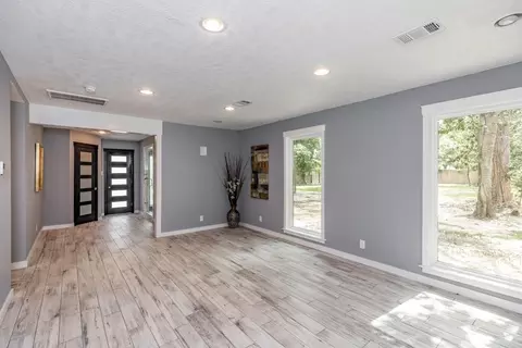 Living - 1380 Thomas Rd, Beaumont, TX 77706 photo 8 of 8