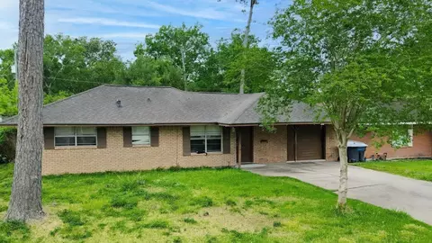 2814 Woodlawn St, Dickinson, TX 77539