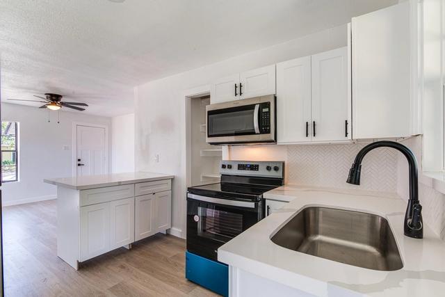 1105 N Valderas St, Angleton, TX 77515