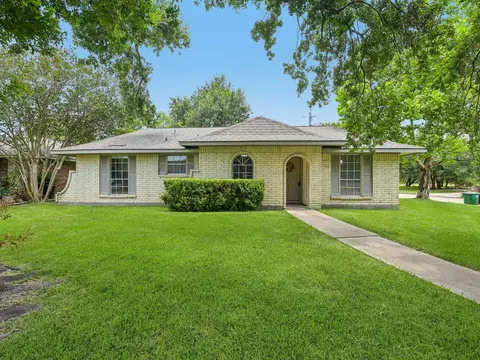 7110 Log View Dr, Houston, TX 77040