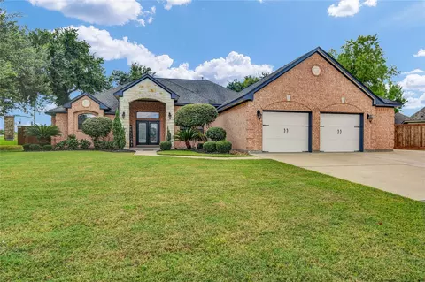 101 Deerwood Dr, Lake Jackson, TX 77566