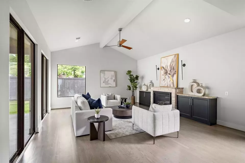 Living - 1906 Ebony Ln, Houston, TX 77018 photo 2 of 2