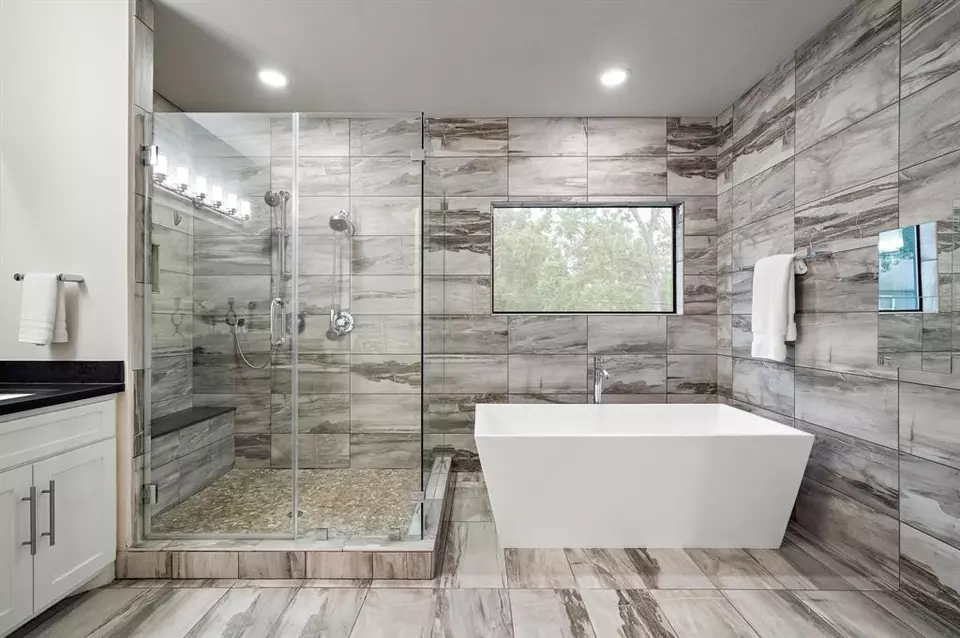 Bath - 1906 Ebony Ln, Houston, TX 77018 photo 2 of 4