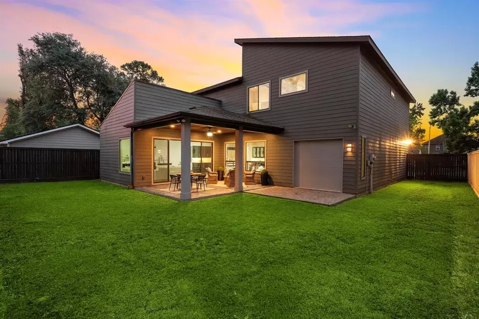 Exterior - 1906 Ebony Ln, Houston, TX 77018 photo 4 of 5