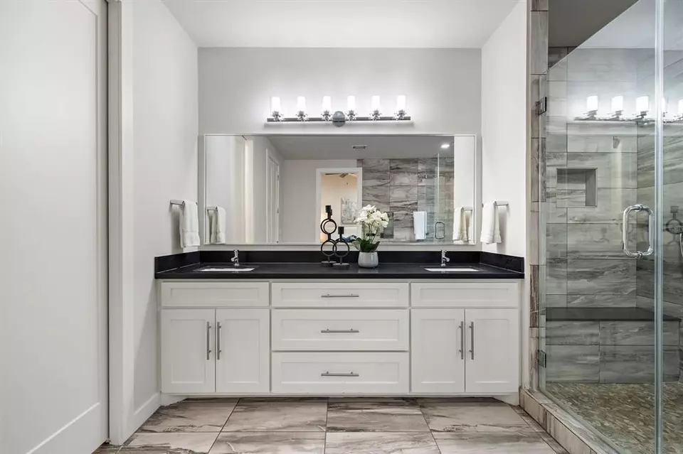 Bath - 1906 Ebony Ln, Houston, TX 77018 photo 3 of 4