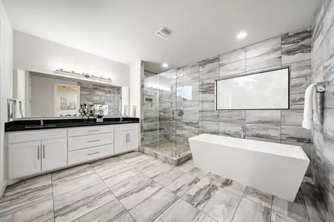 Bath - 1906 Ebony Ln, Houston, TX 77018 photo 1 of 4