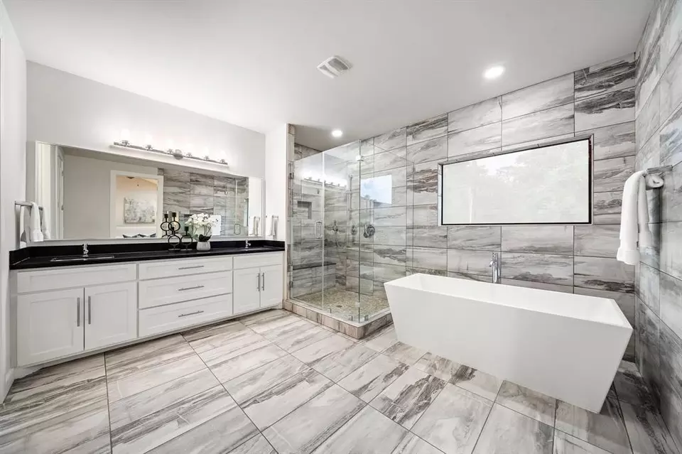 Bath - 1906 Ebony Ln, Houston, TX 77018 photo 1 of 4