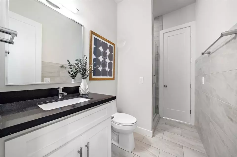 Bath - 1906 Ebony Ln, Houston, TX 77018 photo 4 of 4