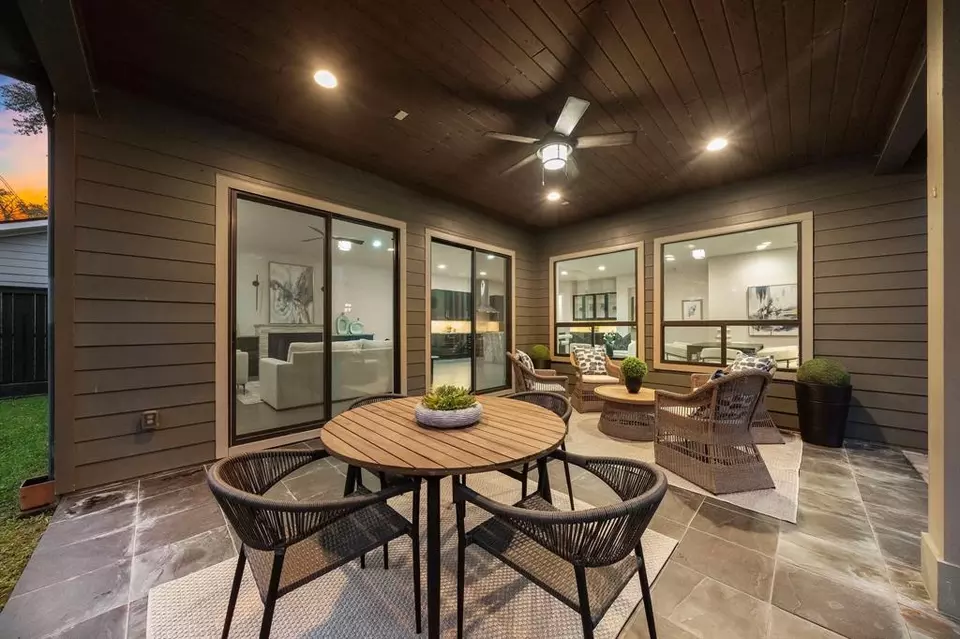 Exterior - 1906 Ebony Ln, Houston, TX 77018 photo 3 of 5