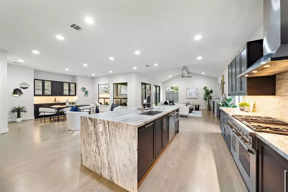 Kitchen - 1906 Ebony Ln, Houston, TX 77018 photo 3 of 4