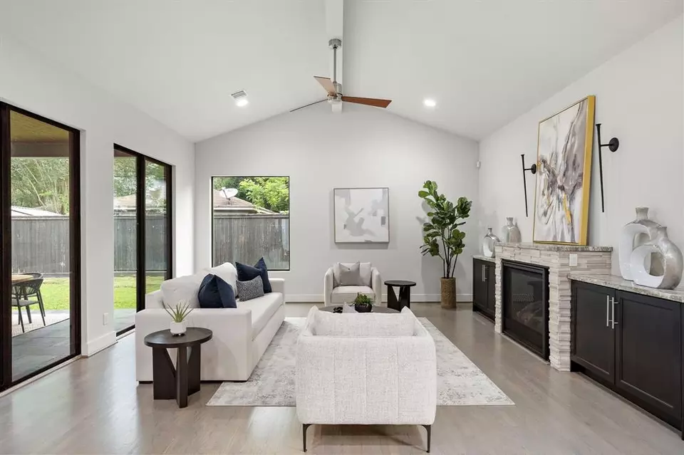 Living - 1906 Ebony Ln, Houston, TX 77018 photo 1 of 2