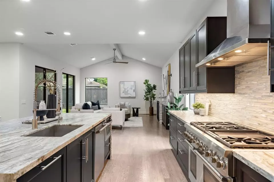 Kitchen - 1906 Ebony Ln, Houston, TX 77018 photo 2 of 4