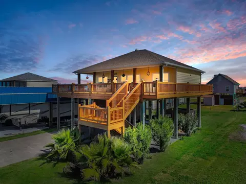 938 S Sage Rd, Crystal Beach, TX 77650