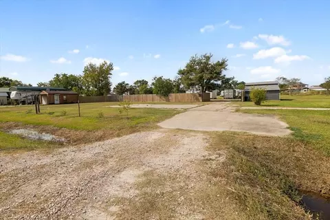 307 Bayside Dr, Anahuac, TX 77514