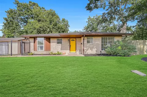 115 S 8th St, Alvin, TX 77511