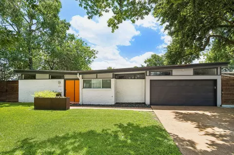 9769 Oak Point Dr, Houston, TX 77055