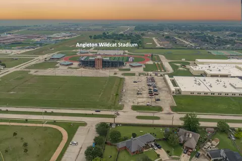 View/Area - 10 Wagon Lane Loop, Angleton, TX 77515 photo 4 of 6