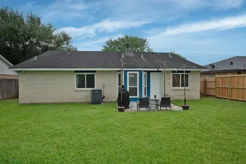 Exterior - 10 Wagon Lane Loop, Angleton, TX 77515 photo 2 of 4