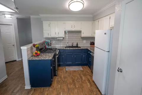 Kitchen - 10 Wagon Lane Loop, Angleton, TX 77515 photo 1 of 2