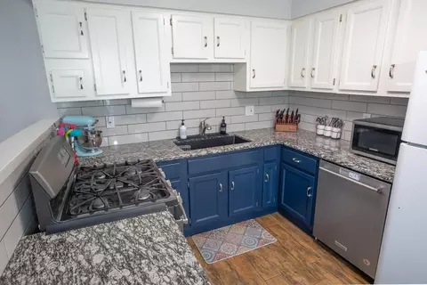 Kitchen - 10 Wagon Lane Loop, Angleton, TX 77515 photo 2 of 2