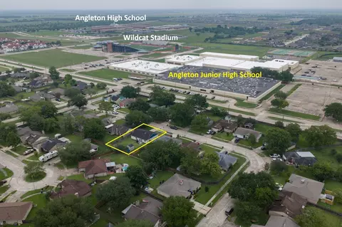 View/Area - 10 Wagon Lane Loop, Angleton, TX 77515 photo 5 of 6