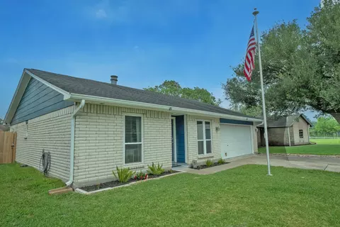 Exterior - 10 Wagon Lane Loop, Angleton, TX 77515 photo 1 of 4