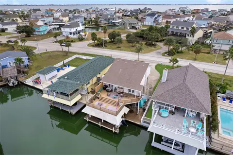 1114 Tiki Dr, Tiki Island, TX 77554
