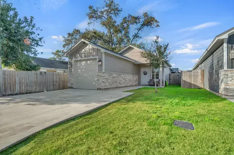320 W Live Oak St, Angleton, TX 77515