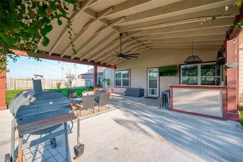 Exterior - 346 Apache Field Ln, La Marque, TX 77568 photo 6 of 9