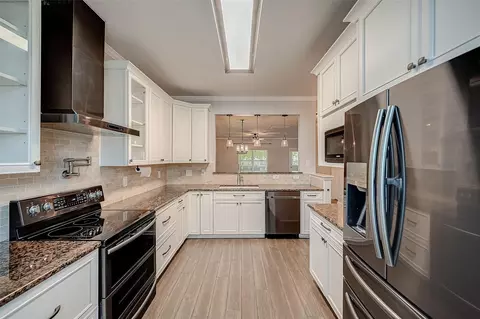 Kitchen - 346 Apache Field Ln, La Marque, TX 77568 photo 3 of 5
