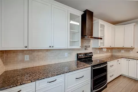 Kitchen - 346 Apache Field Ln, La Marque, TX 77568 photo 2 of 5