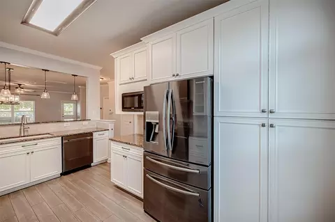 Kitchen - 346 Apache Field Ln, La Marque, TX 77568 photo 4 of 5