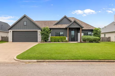 459 Green Meadows Dr, West Columbia, TX 77486