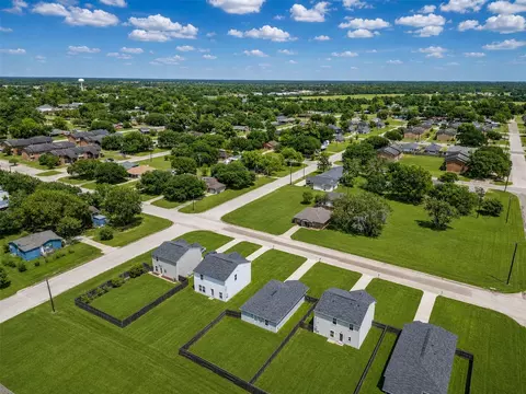 View/Area - 2029 6th St, Hempstead, TX 77445 photo 1 of 5