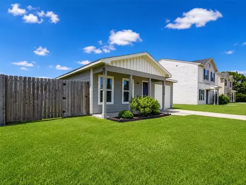 Exterior - 2029 6th St, Hempstead, TX 77445 photo 3 of 6