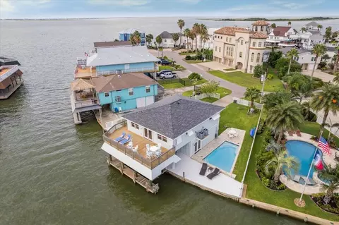 1226 Oahu Dr, Tiki Island, TX 77554