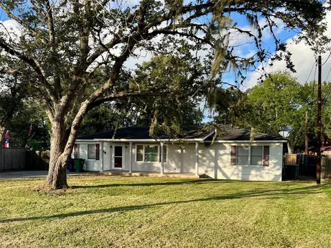 908 N Hackberry St, Sweeny, TX 77480 photo 1
