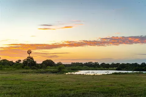 2625 Burke Rd, Flatonia, TX 78941