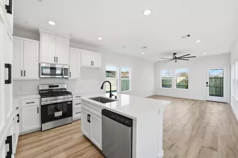 530 N 4th St, La Porte, TX 77571