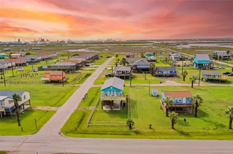 722 Ft Velasco Dr, Freeport, TX 77541