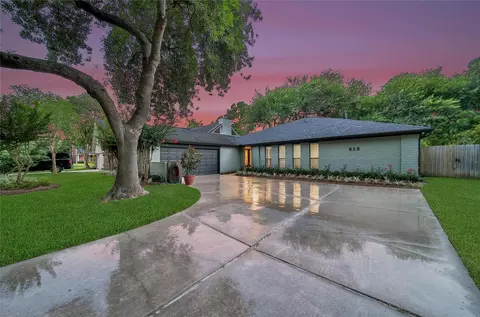 813 E Green Belt Dr, Sugar Land, TX 77498