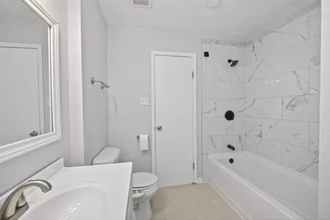Bath - 4714 Bridgeview Ln, Spring, TX 77388 photo 3 of 3
