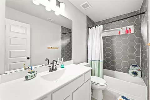 Bath - 7726 Wrightwood Dr, Pasadena, TX 77505 photo 4 of 5
