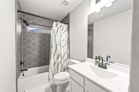 Bath - 7726 Wrightwood Dr, Pasadena, TX 77505 photo 5 of 5