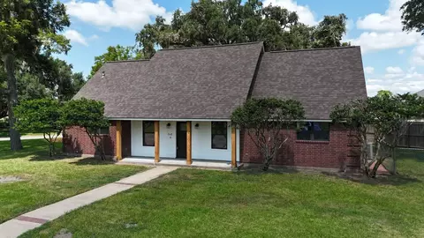 248 Canterbury Dr, West Columbia, TX 77486