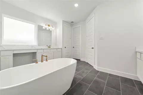 Bath - 18917 Moonriver St, Conroe, TX 77302 photo 2 of 5