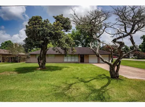 117 Lazy Ln, Lake Jackson, TX 77566